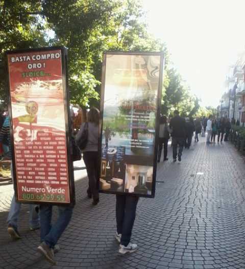 Ecco i ''cartelloni umani'', la nuova dubbia frontiera della pubblicit